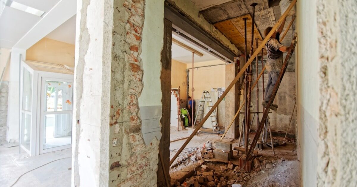 Building renovation tools and construction materials at Conmaret store