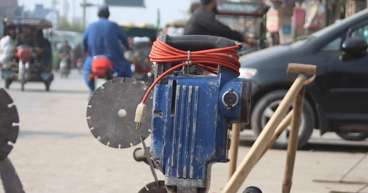 ለምንድነው ኮንክሪት ሲሞላ ቫይብሬተር የሚጠቀሙት?